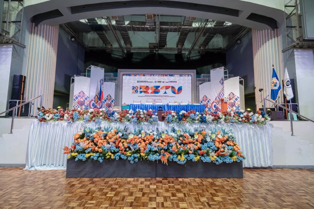 𝗔 𝗖𝗹𝗼𝘀𝗲𝗿 𝗚𝗹𝗶𝗺𝗽𝘀𝗲 𝗼𝗳 𝗧𝗼𝗺𝗼𝗿𝗿𝗼𝘄